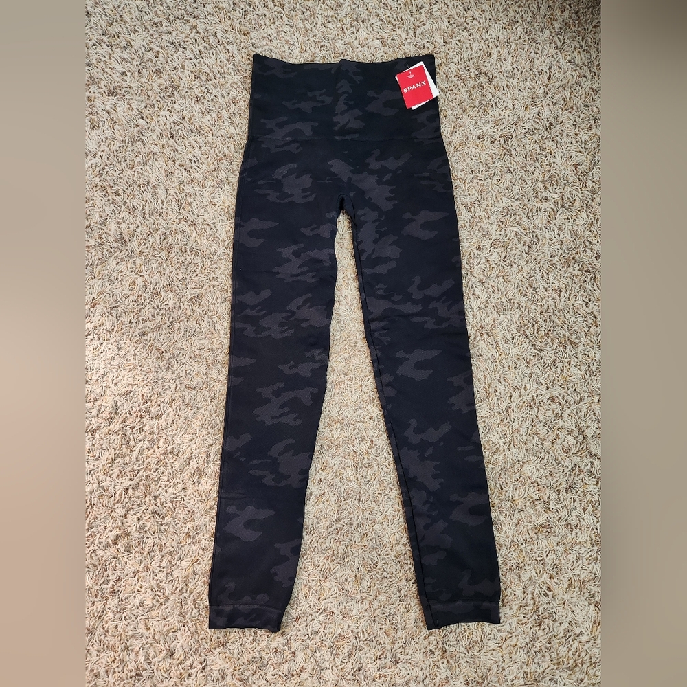 Spanx Look at Me Now seamless legging in black camo, size M